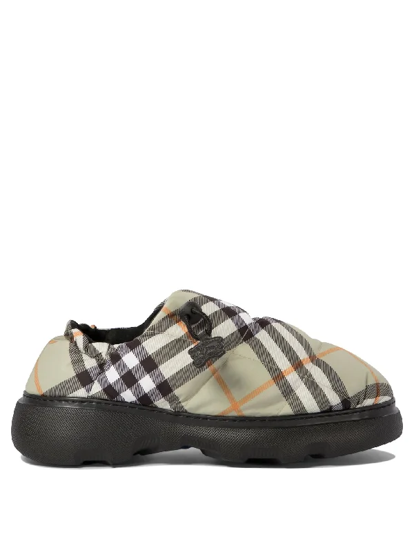 Slippers with woodworkingBURBERRY Elegant Quilted Check Slippers